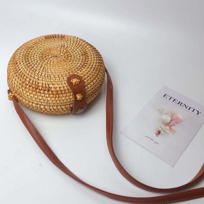 Round wicker bag made of straw and rattan